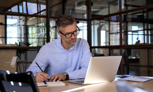 man learning how to trade forex