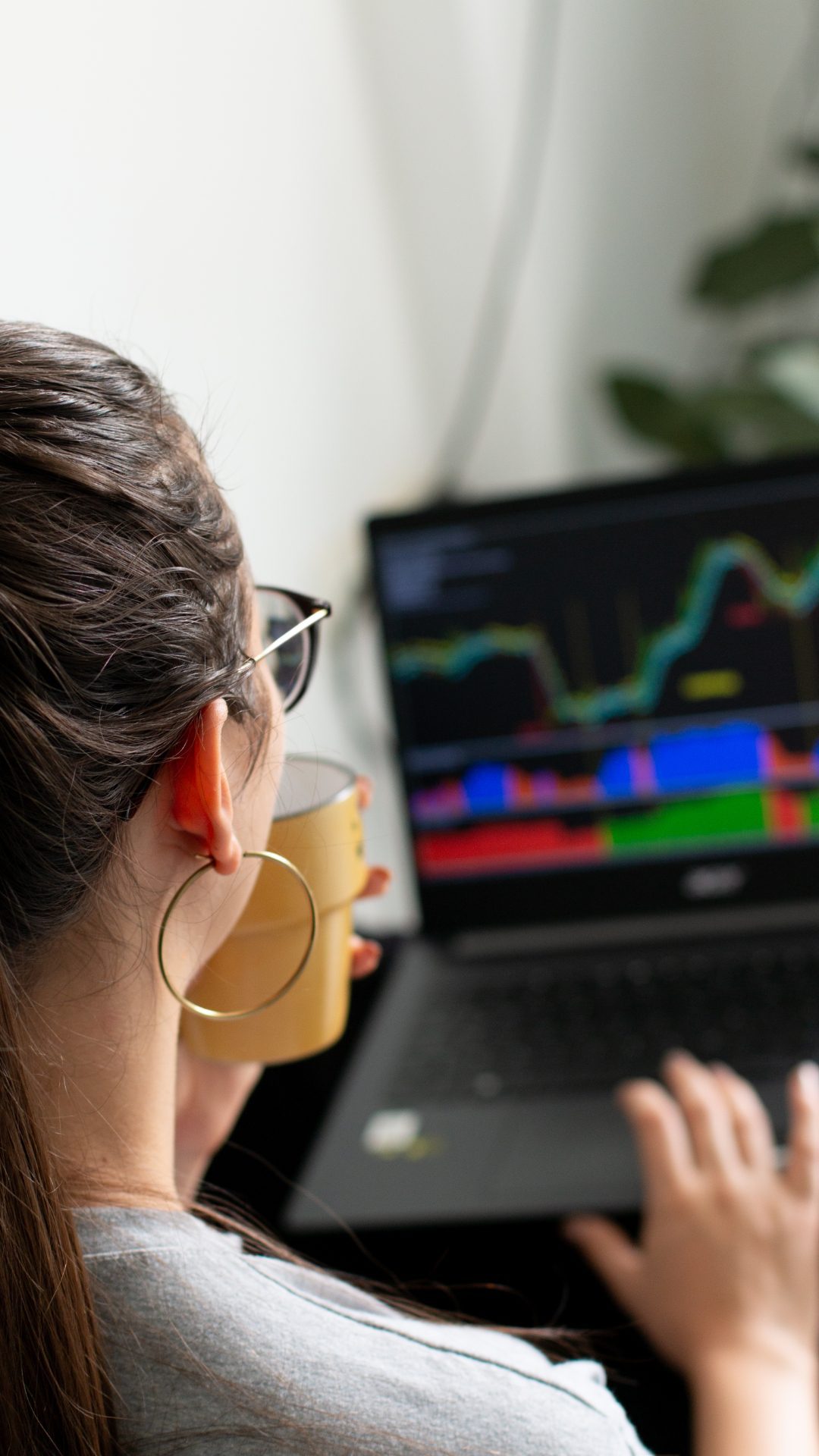 Woman using forex signals at the Premier Forex League Woman using forex signals at the Premier Forex League